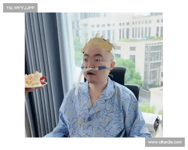 蔡磊生日照引热议:全身浮肿、呼吸机相伴,生日蛋糕也难吃下,粉丝心疼不已 蔡磊生日照引热议:全身浮肿、呼吸机相伴,生日蛋糕也难吃下,粉丝心疼不已