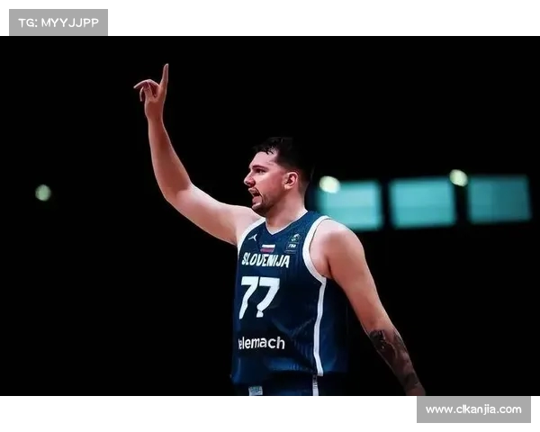 不急不躁!东契奇背打怀特终结战术 连续转身后仰中投展现超高篮球智商 不急不躁!东契奇背打怀特终结战术 连续转身后仰中投展现超高篮球智商